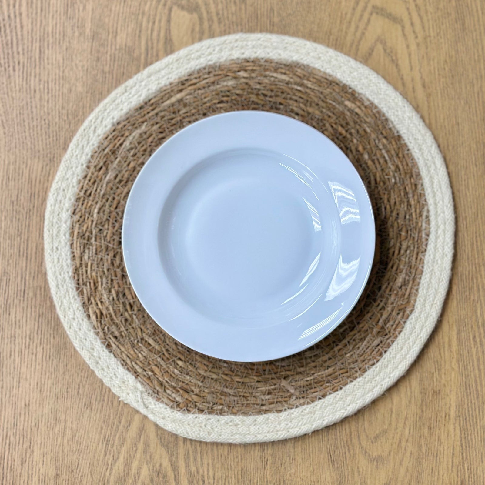 Laurus Round Jute Placemat White Edge