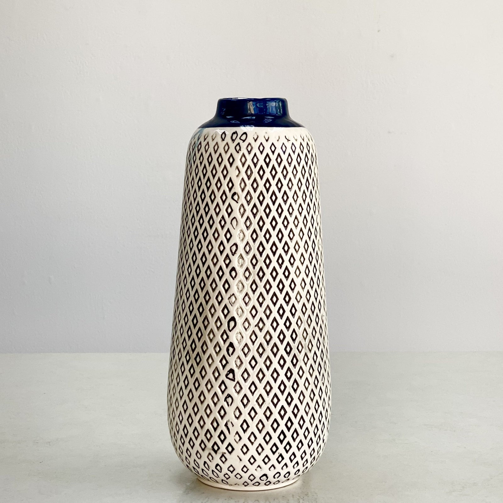 Ceramic Blue Round Diamond Pattern Vase